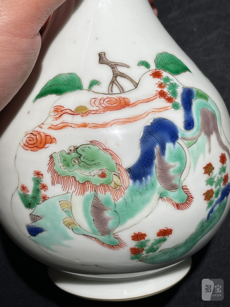 清康熙 五彩狮子纹蒜头瓶 - 图8